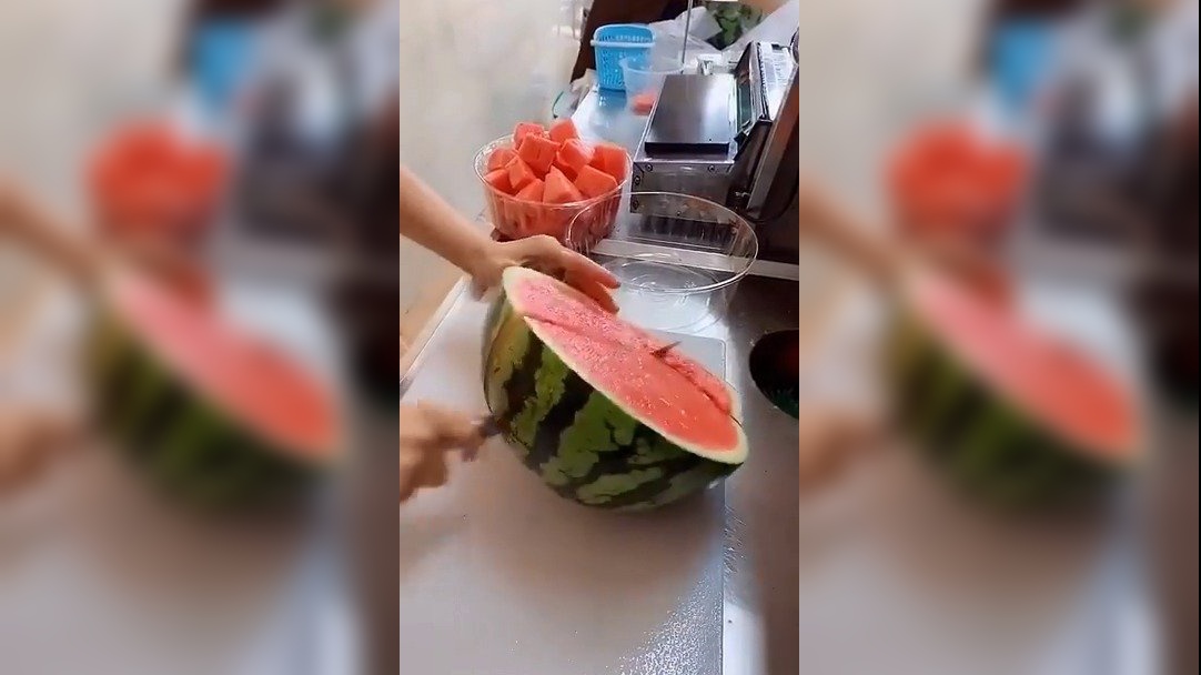天热刘老九吃完西瓜后,松土淋菜,回家做一份青椒炒肉儿子超喜欢