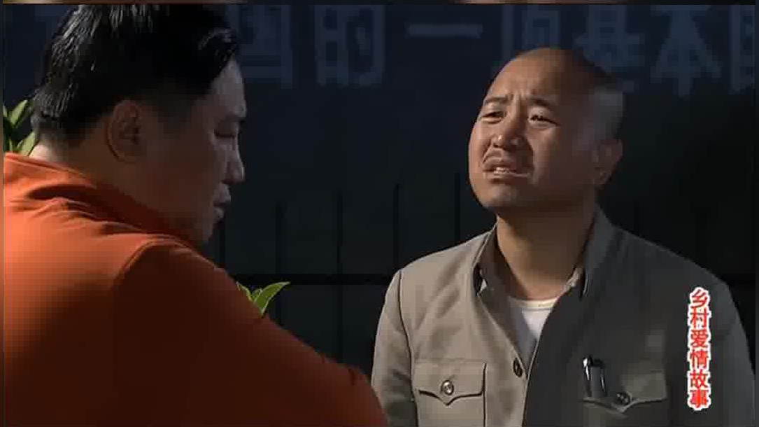 刘能暴揍谢广坤,广坤媳妇不干了,狂拍刘能脑袋,贼逗