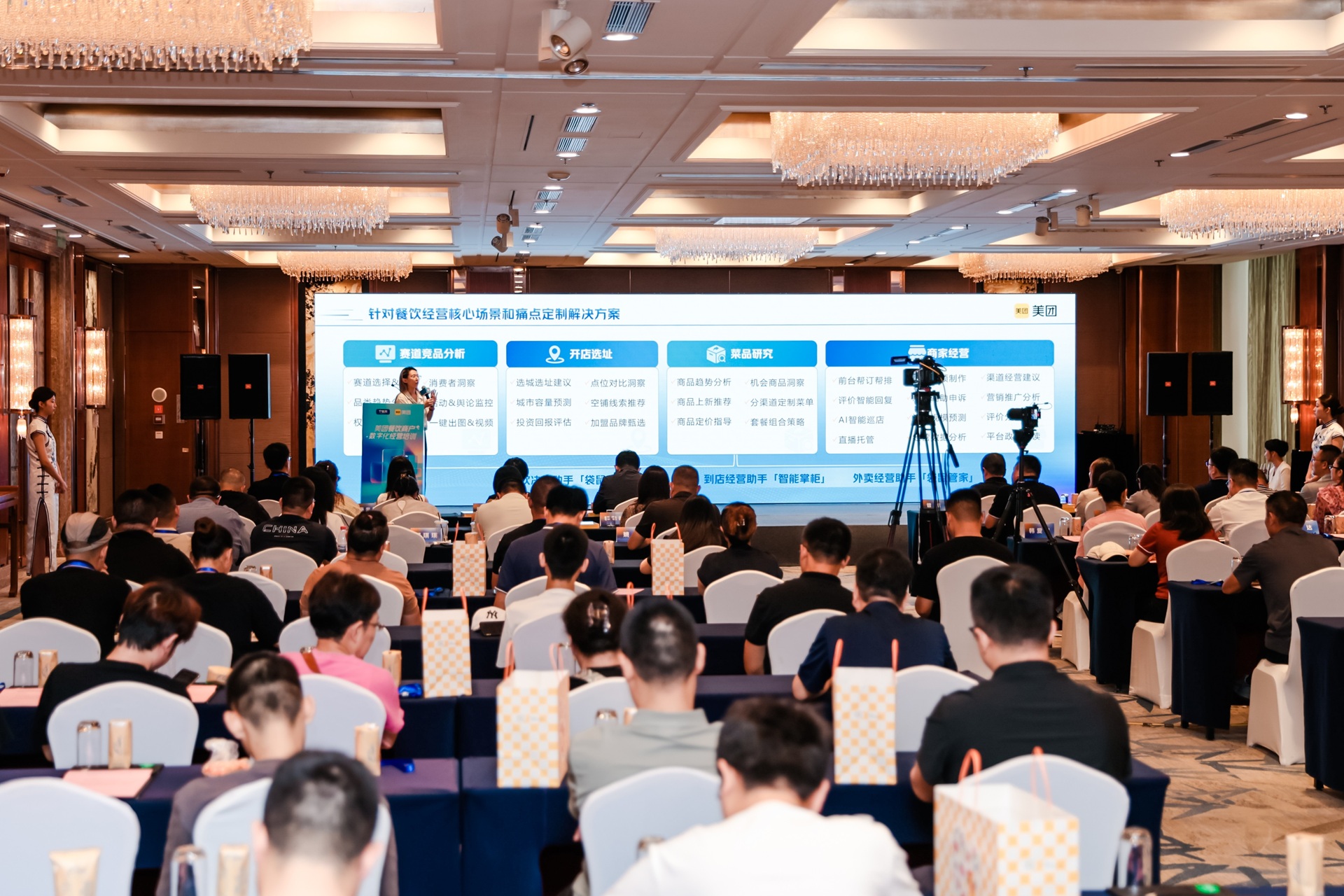 ▲美团技术和产品团队专家向与会商家介绍AI工具 （摄影：宋红海）