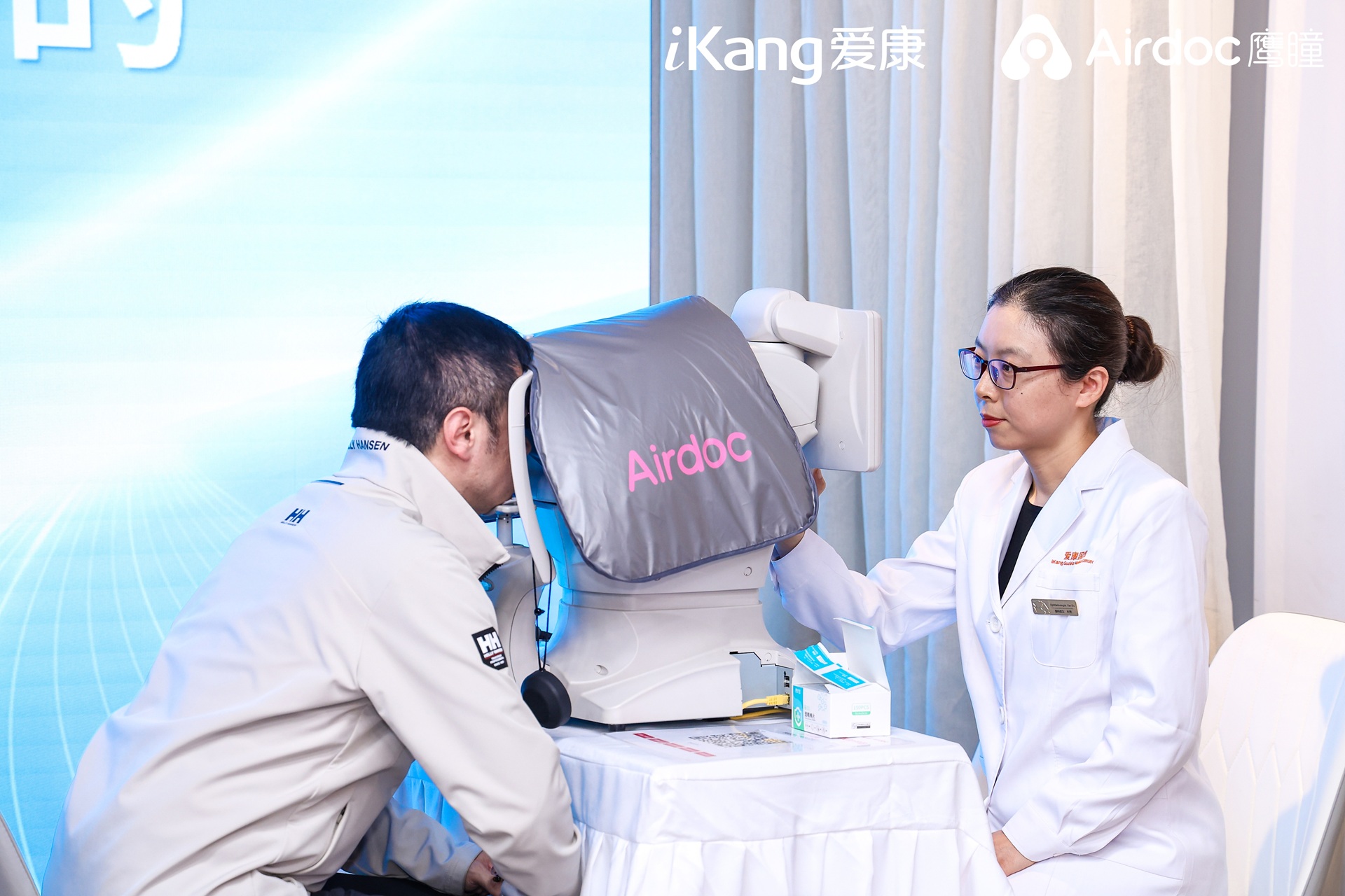 爱康医师现场为谭先生进行视网膜人工智能健康评估检查