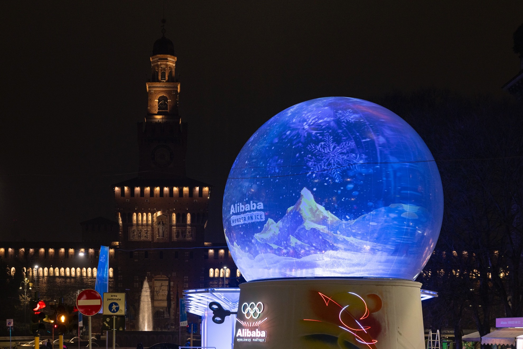 （图注：夜幕下的"米兰·阿里廊"水晶球）