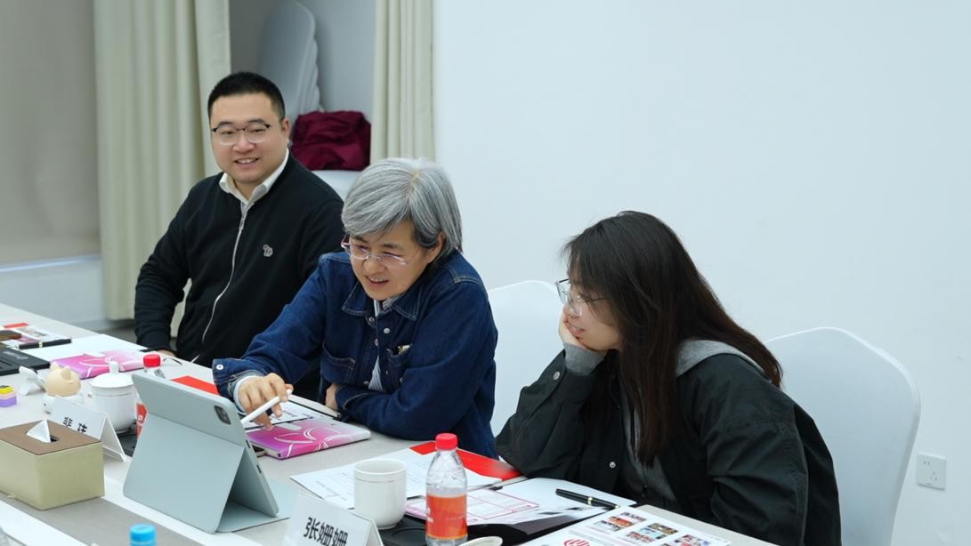 图说：裴玮副秘书长体验梨花AI声学学习机