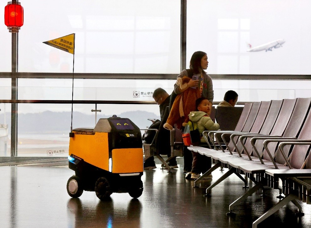 ▲美团“小黄蜂”上岗南京机场，旅客在登机口也能“点外卖”（管乐 摄）