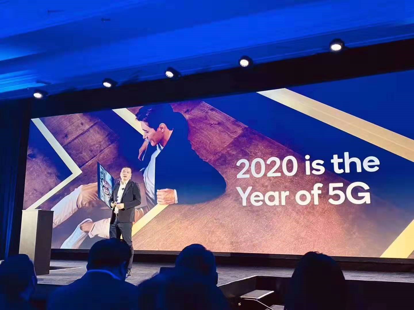 (聯(lián)想推出全球首款5G PC 現(xiàn)場(chǎng)圖)