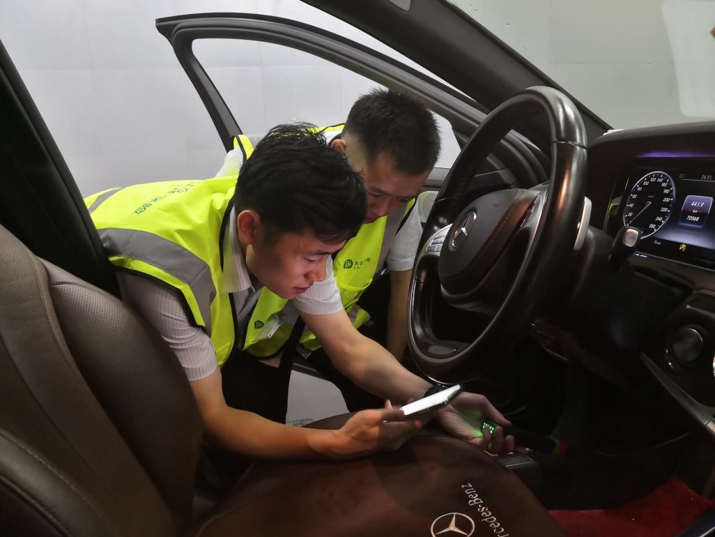 中国太保查勘员在浙江通过aic诊断设备为台风期间受损车辆进行电子