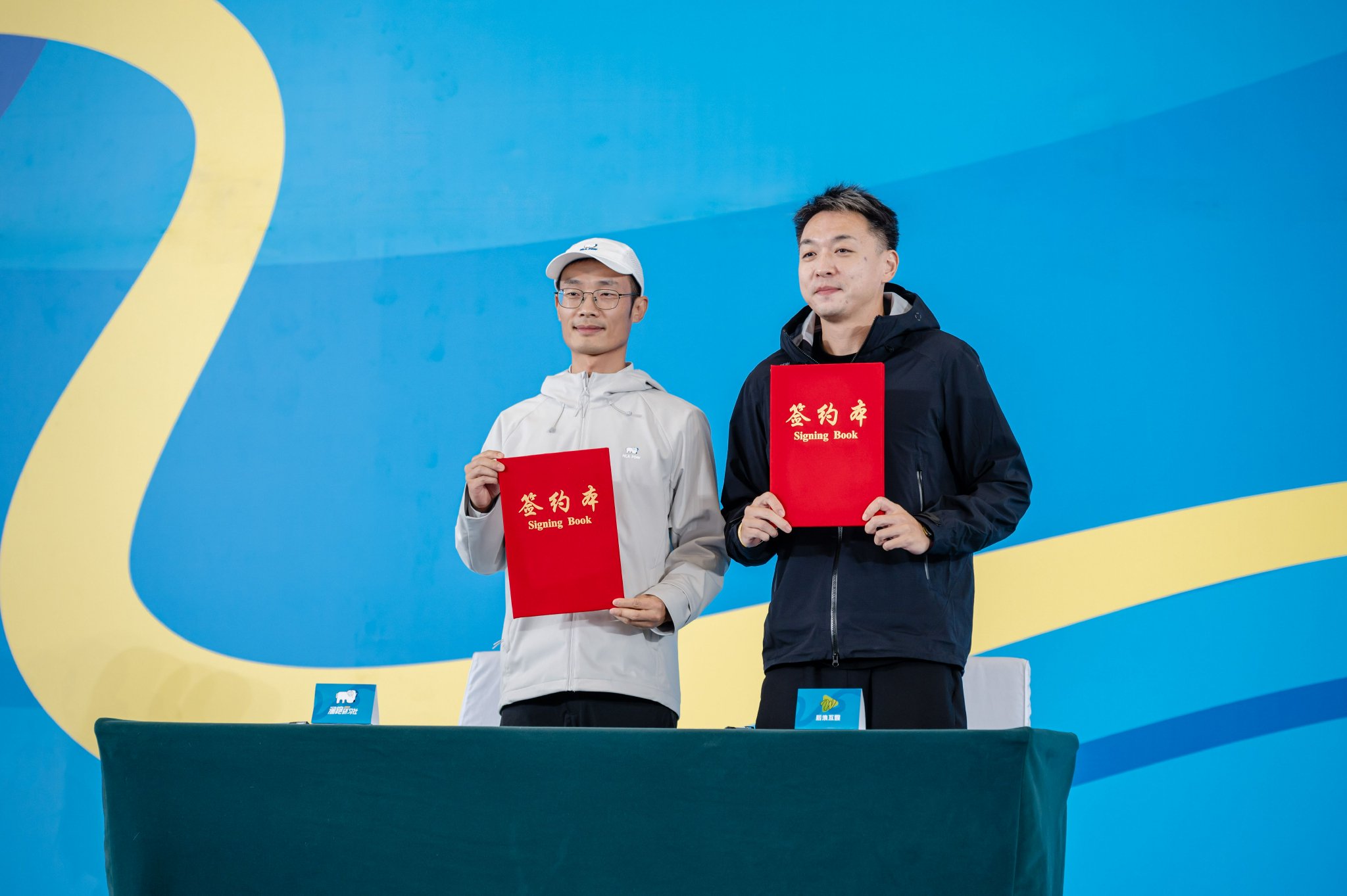 　　澜跑研习社社长蔡振东与北京后浪互娱创始人张晨龙先生战略合作签约