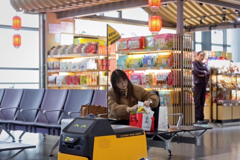 ▲南京机场候机的旅客王女士体验“登机口外卖”服务（管乐 摄）