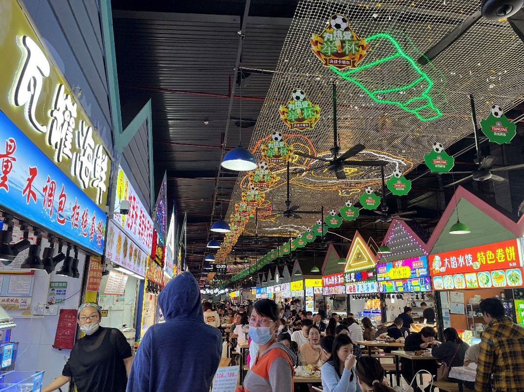 位于天涯区的亿恒夜市,迅速恢复了往日的烟火气.(摄影:李贤)