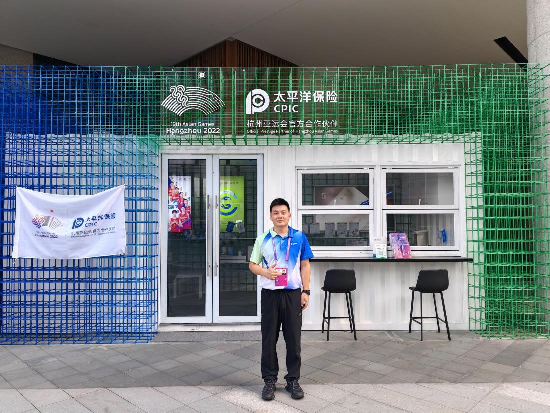尚家明在中国太保亚运村绿色保险门店前合影
