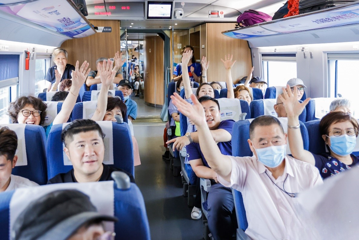 旅客搭乘中国太保冠名亚运专列前往杭州