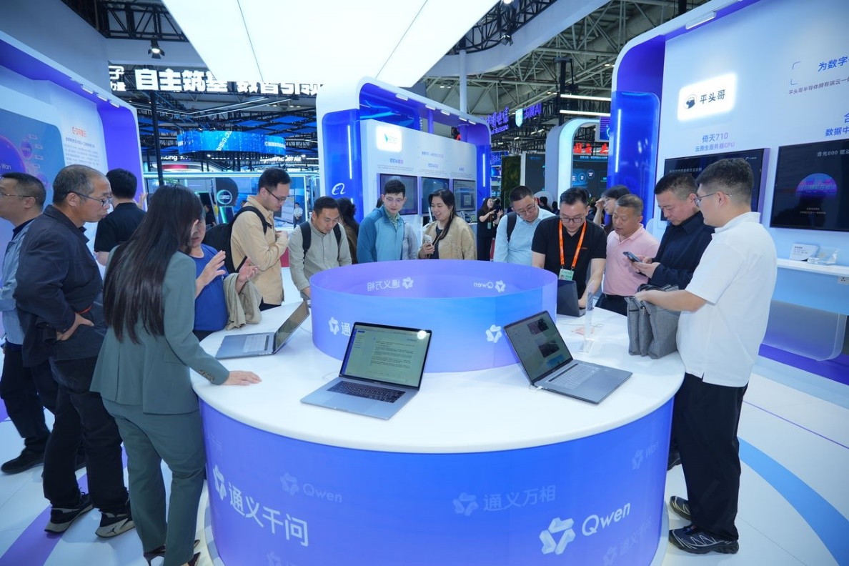 (图说:图为数字中国建设峰会会场,阿里巴巴“通义千问”AI模型受关注度很高。)