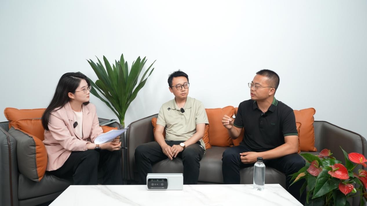 万池、王秋霖、主持人(从右至左)在直播现场