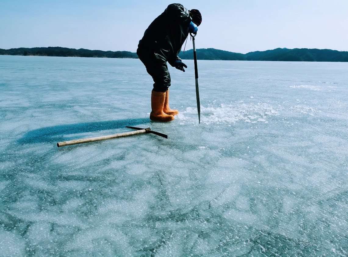 渔民采用传统方式凿冰下网捕鱼,尽量减少对环境的破坏(摄影:施安)