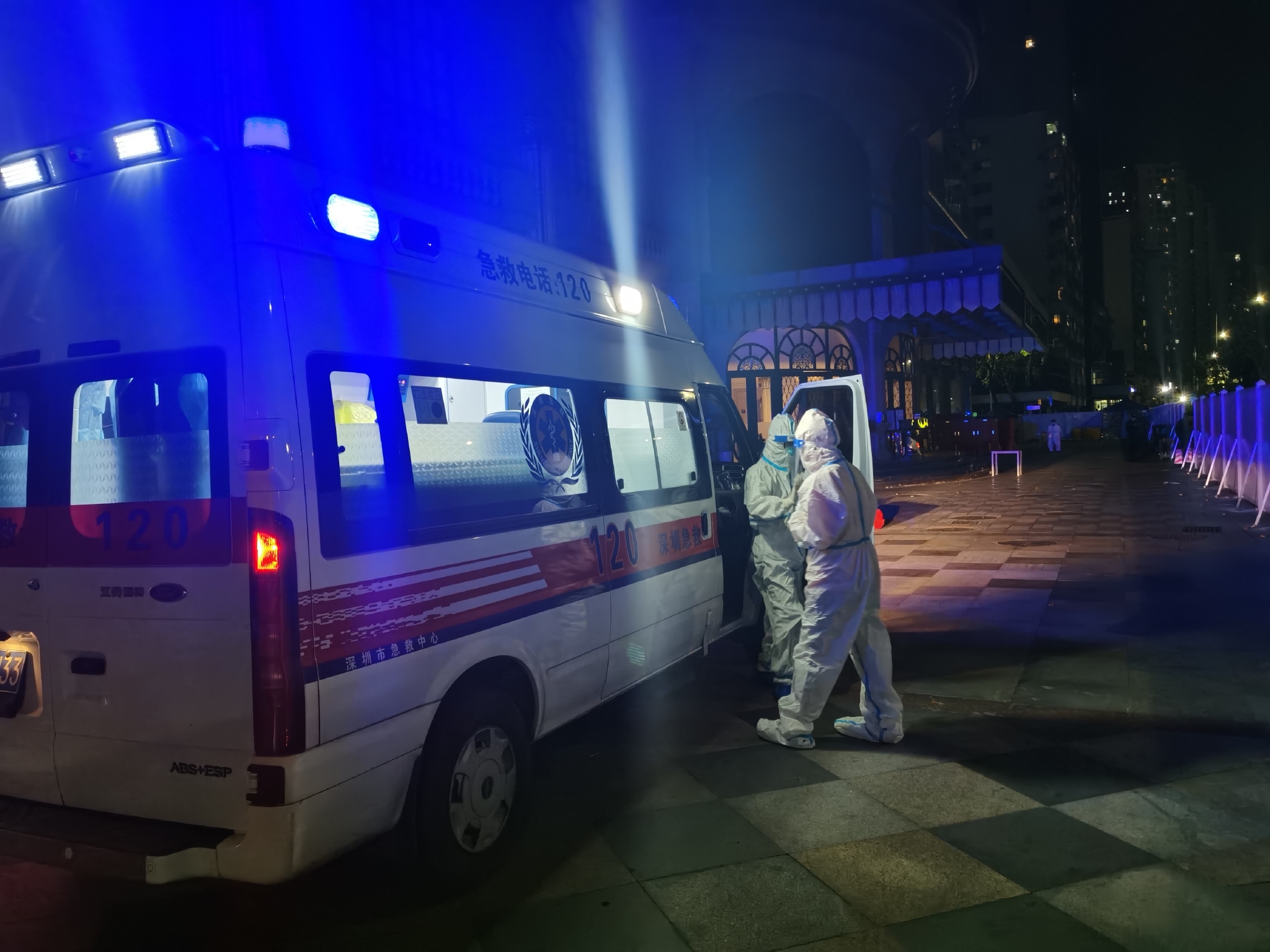 上图:志愿者迅速协调救护车解决业主就医需求