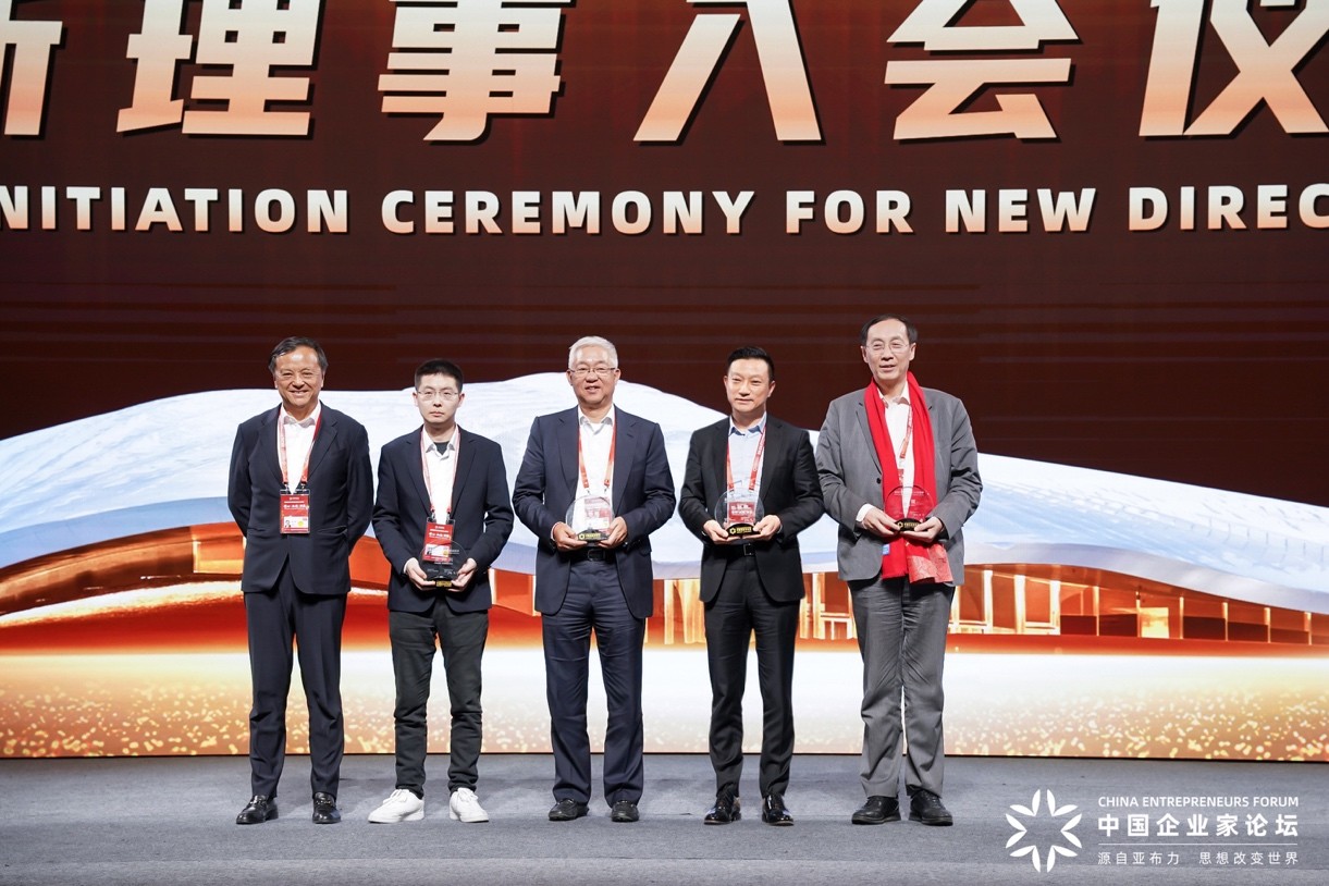 亚布力论坛新理事入会仪式，从左到右：亚布力论坛轮值主席、滴灌通创始人、主席 李小加，宇树科技创始人、CEO 王兴兴，中信资本控股有限公司董事长兼首席执行官 张懿宸，爱康集团创始人、首席执行官 张黎刚，物美集团CEO、金融界集团董事长 张斌