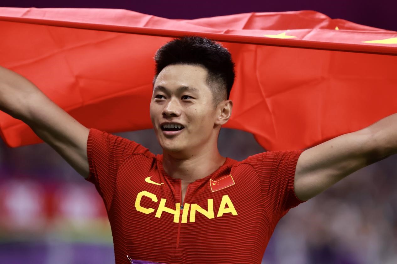 9月30日晚,谢震业拿下亚运会百米金牌。 澎湃新闻记者 赵昀 图