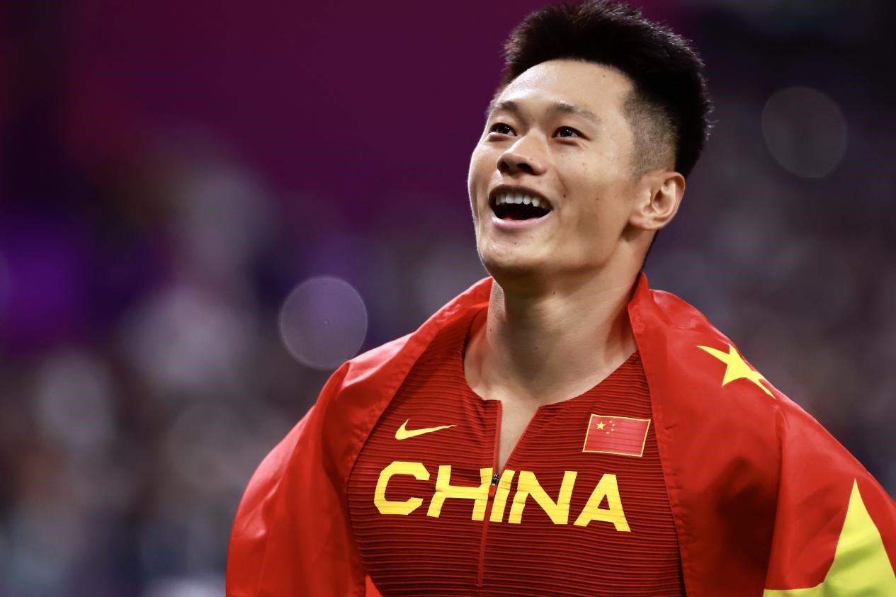 谢震业夺金后身披国旗庆祝。 澎湃新闻记者 赵昀 图