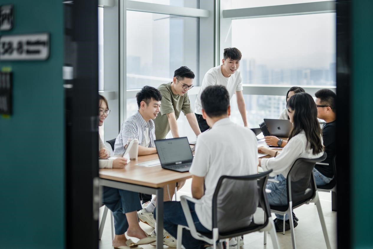 图:悦刻用户体验团队与产品研发团队共同探讨如何提升消费者体验