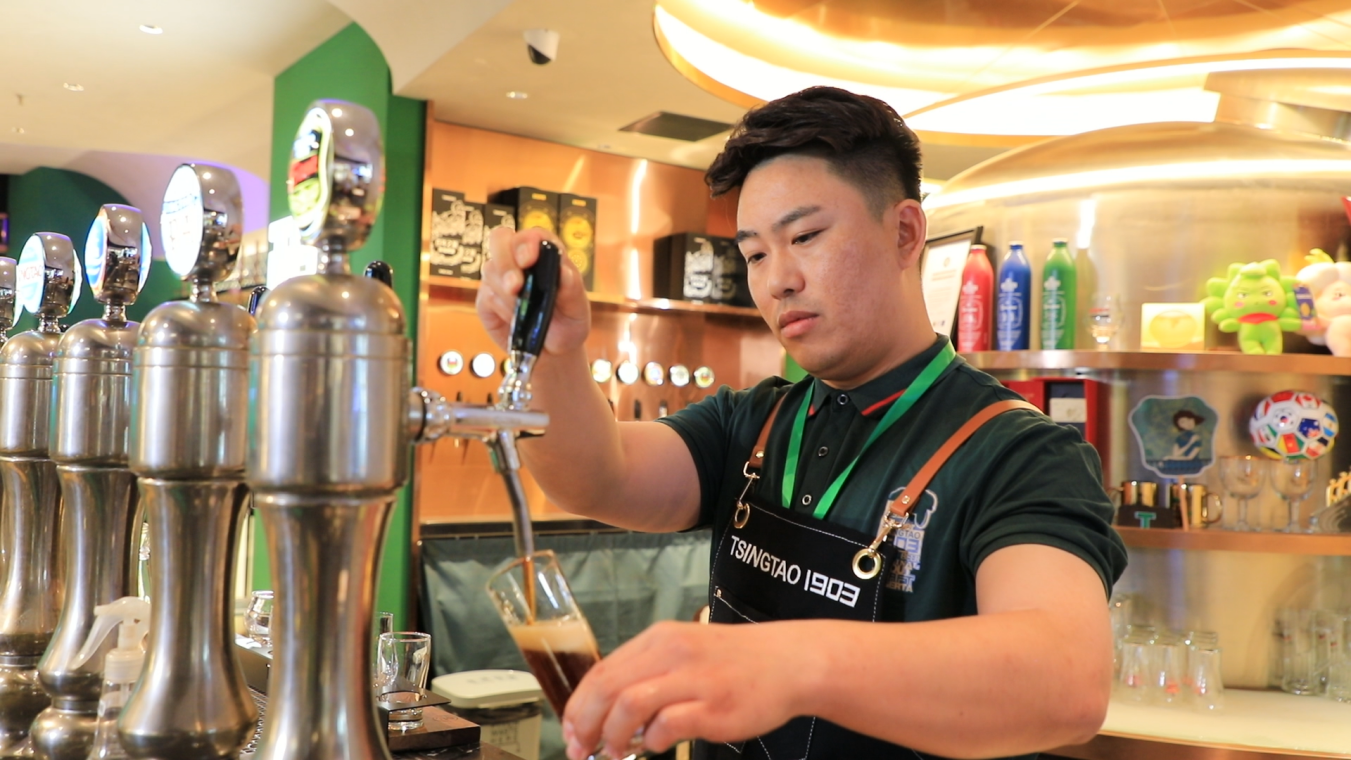 青岛啤酒首次开展啤酒侍酒师技能竞赛探索培育产业新工匠打造技能成才