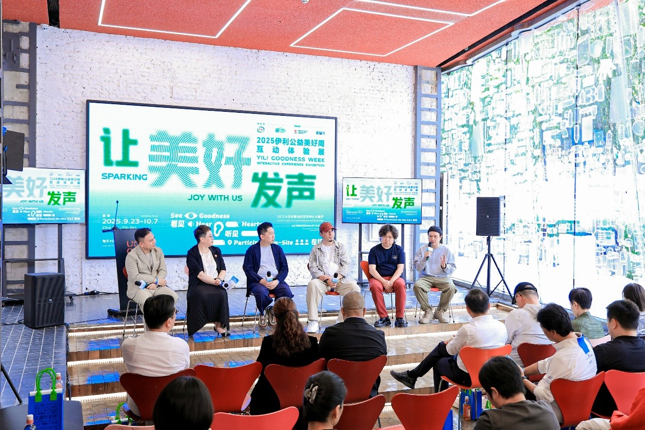四位艺术家在开展仪式圆桌漫谈