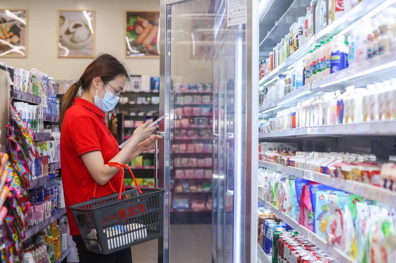 ▲一名美宜佳店员正在分拣即时零售订单。仅在美团平台,美宜佳门店近三年的线上订单量增速均超100%。