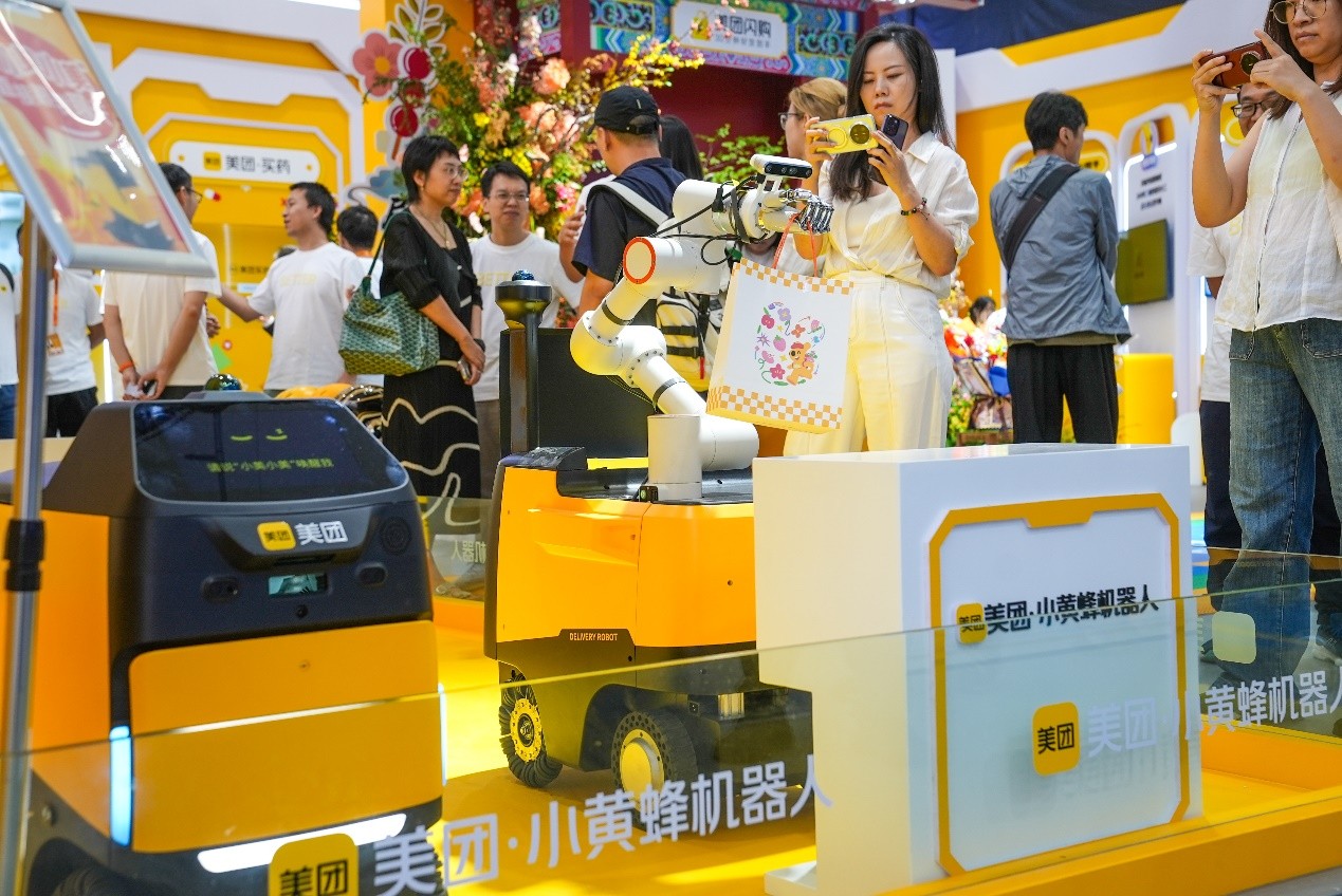 ▲美团小黄蜂首次亮相服贸会（摄影：佳音）