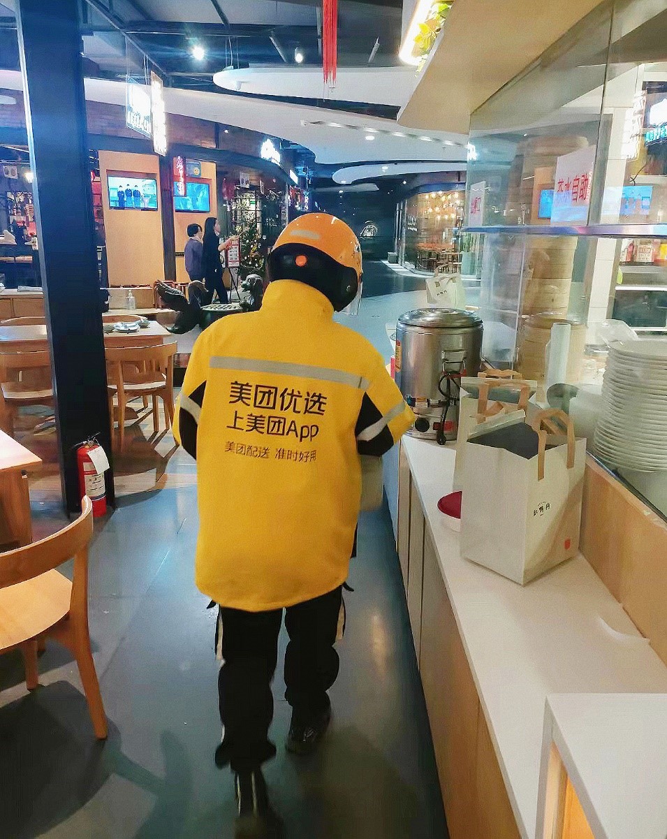 骑手前往缸鸭狗门店取餐.(受访者供图)