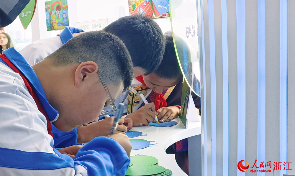 青海省海南州共和县第二小学学生写下对杭州亚运会的祝福。人民网 刘欣蔚摄
