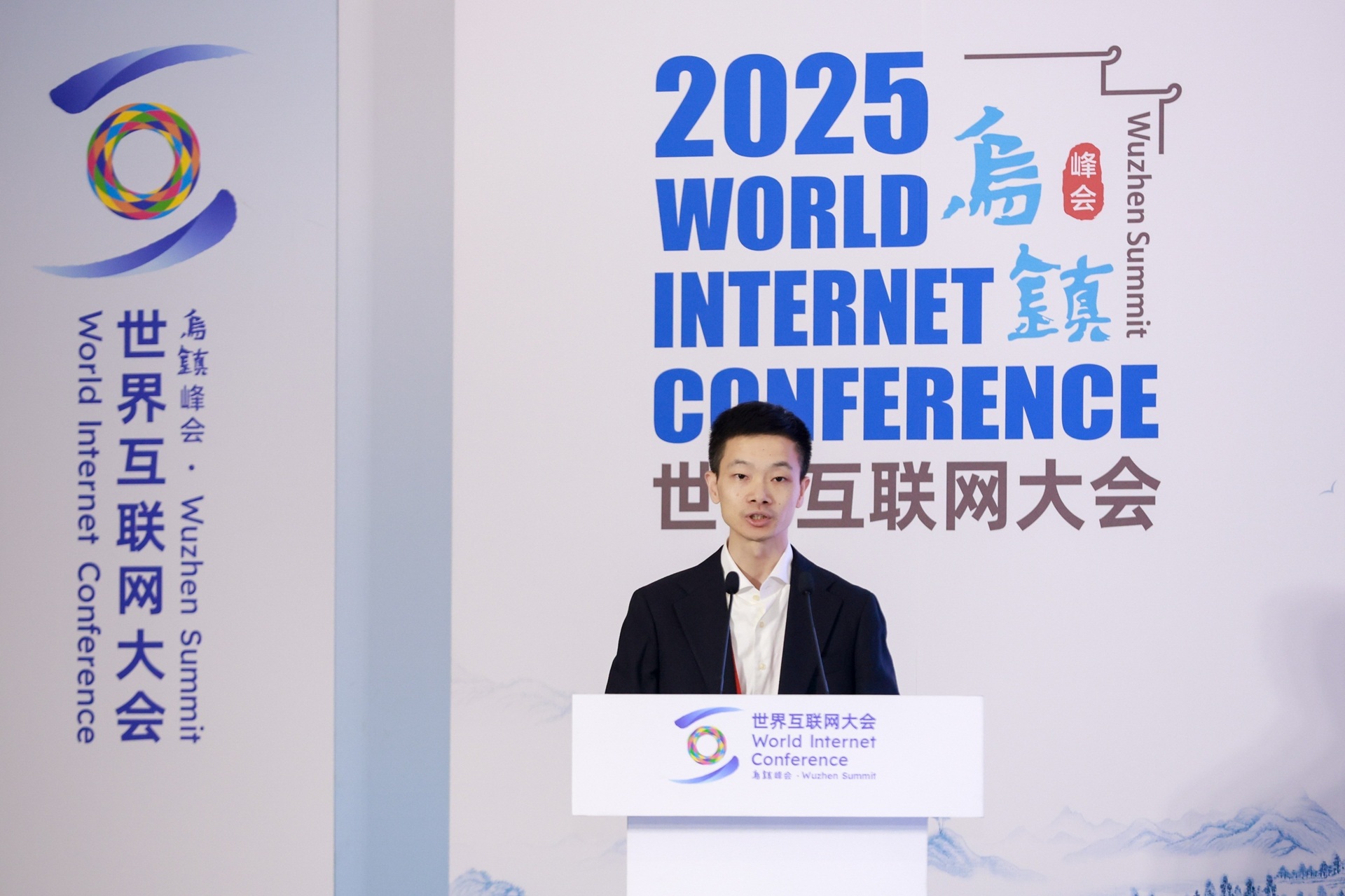 （图：世界互联网大会现场，闲鱼CEO丁健分享了闲鱼AI发展思路及新成果）