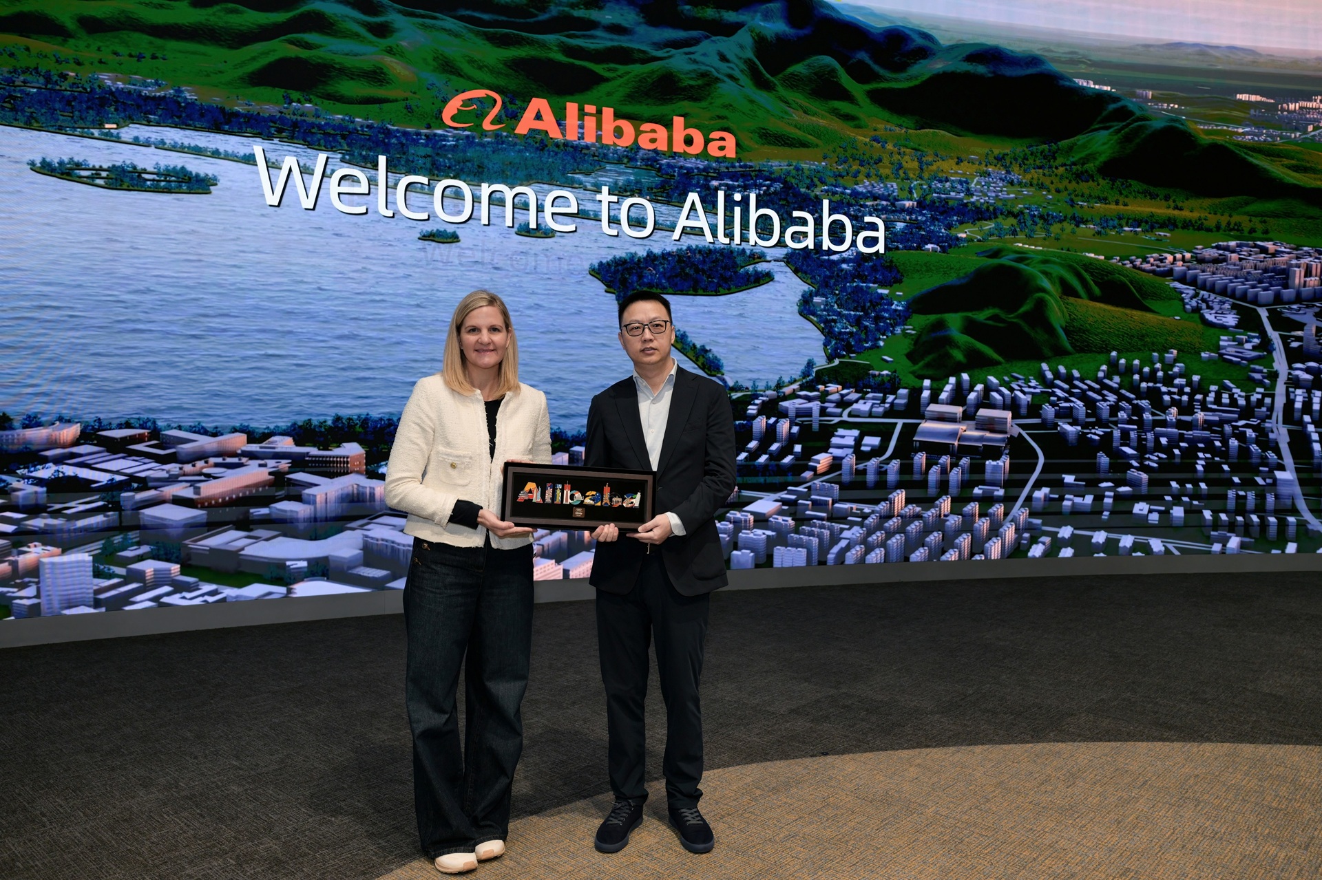 （图说：国际奥委会主席考文垂与阿里巴巴集团CEO吴泳铭在阿里巴巴杭州全球总部）