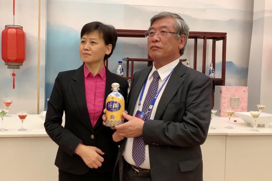 汾酒集团党委委员,董事,副总经理杨波将汾酒丝路限量版赠与日本能源