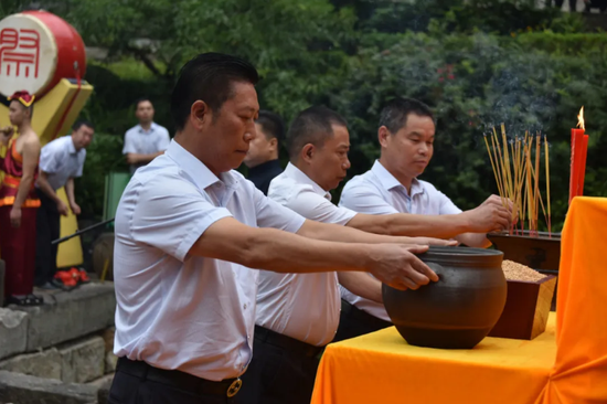 范德培(左一),罗昌发(中),肖明强持香敬水