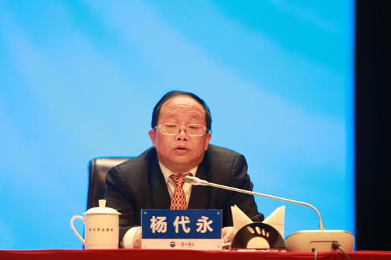 茅台集团党委委员,副总经理杨代永宣读《关于表彰2019届公司优秀师徒