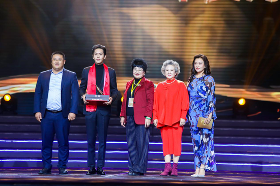 会秘书长董虎杰为第七届中国电视好演员网剧组年度好演员张若昀颁奖)