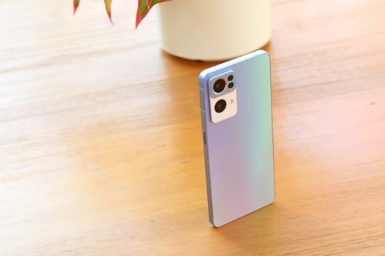 可以立起来的OPPO Reno7 Pro