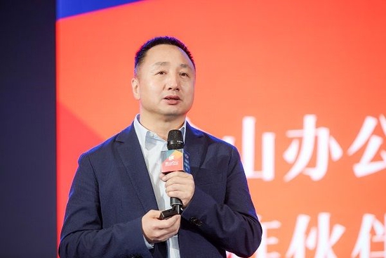 图为金山办公高级副总裁姜志强发表演讲