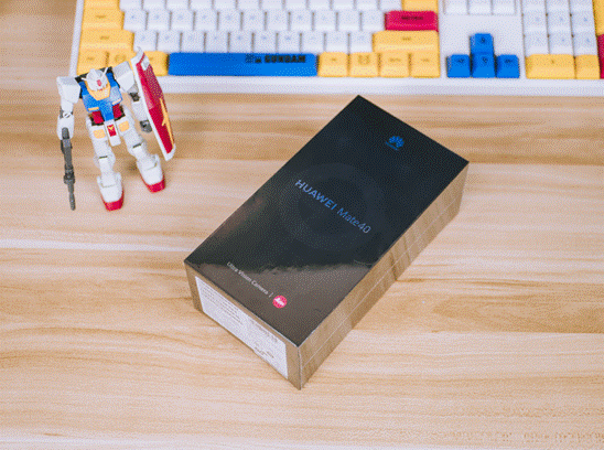 开箱:   首先说明,我拿到的这台华为mate40是工程机,可能包装会与零售