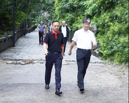 四川省发改委党组成员,副主任邢涛(右),郎酒集团董事长汪俊林(左)