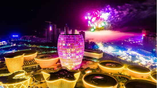 李立三故居,耿传公祠,红色的历史赋予小城峥嵘岁月;一江两岸,瓷谷