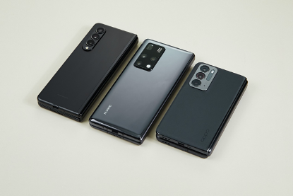 *左到右：三星Galaxy Z Fold3、华为Mate X2、OPPO Find N