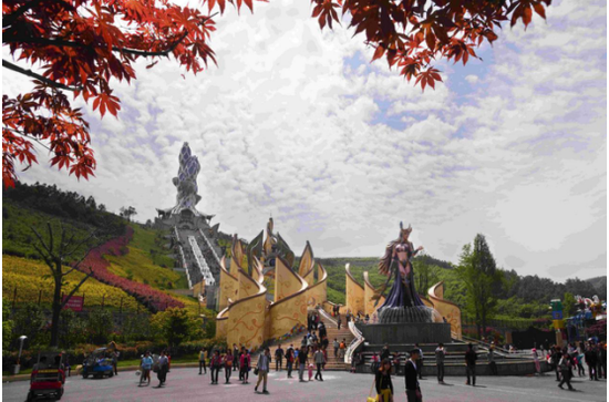 在嬉戏谷中轴线的最南端,是全园的地标性建筑——圣殿山,爬上