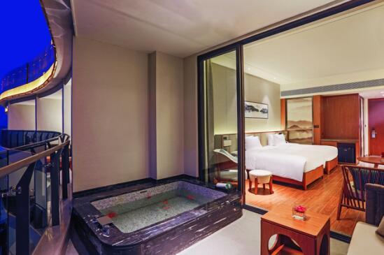 *酒店双床房实景图,房间均配置独立温泉泡池