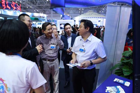 重庆市政府办公厅副主任杨建权参观浪潮展馆