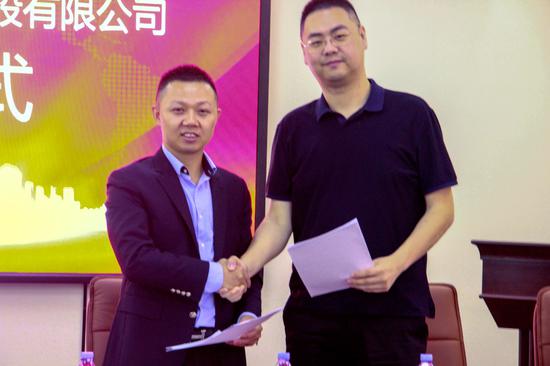 钱爸爸金控董事长袁涛与中城金控高管握手合影