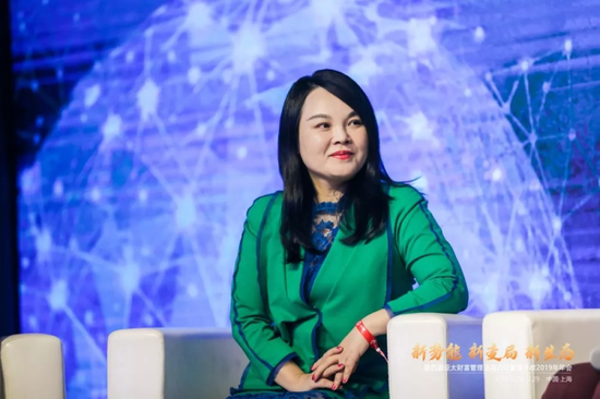 引起与会校友的强烈共鸣施莉珏律师主持金融机构组织发展圆桌论坛