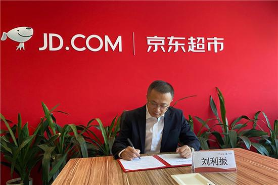 恒大矿泉水集团董事长高占民,及多位行业技术机构的专家学者共同见证