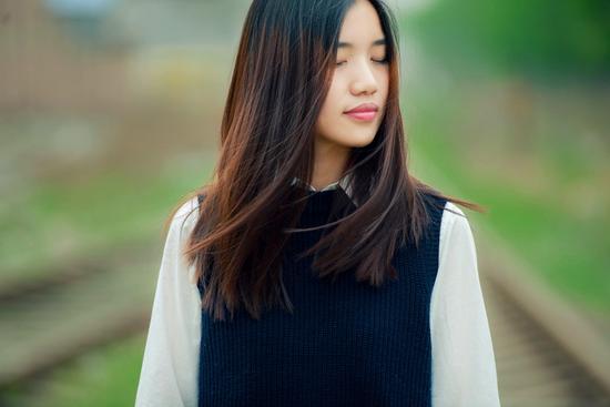 冷莹携新作《请晚点再离开我》传递孤独背后的美好与能量