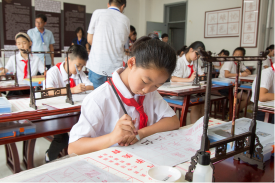 保师附校的学生在文字国学书法课堂上练习书法