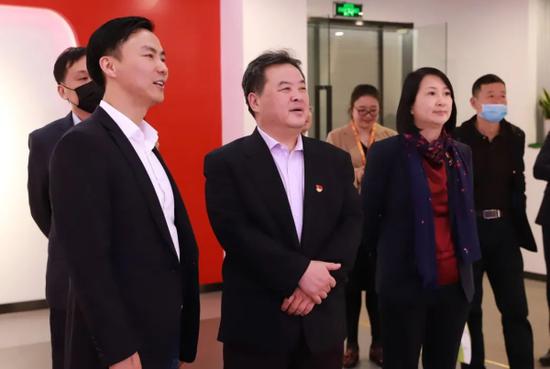 图:武建春等一行参观盘石全球大数据展示中心