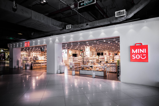 (图注:线条简洁,灯光柔和,陈列整齐是名创优品店铺的显著特点)